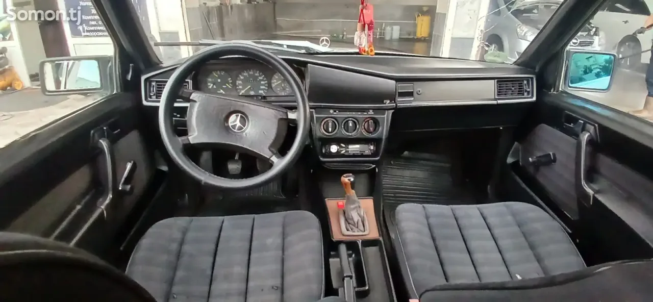 Mercedes-Benz W201 1991 · 2.0 MT