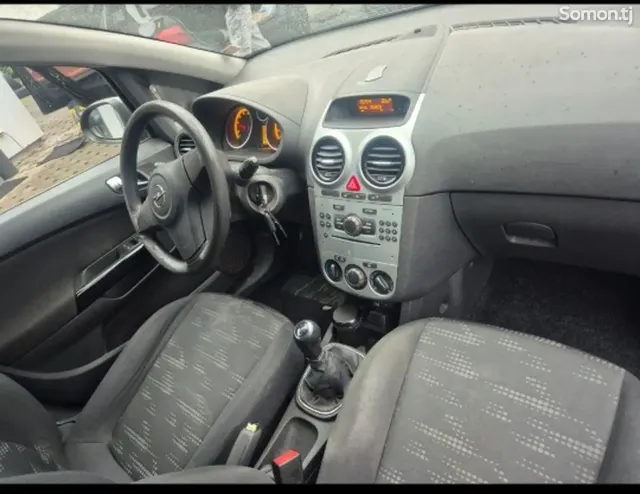 Opel Corsa 2015 · 1.4 MT
