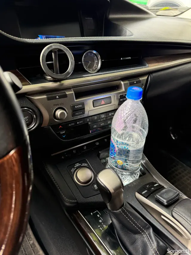Lexus ES series 2016 · 3.5 AT