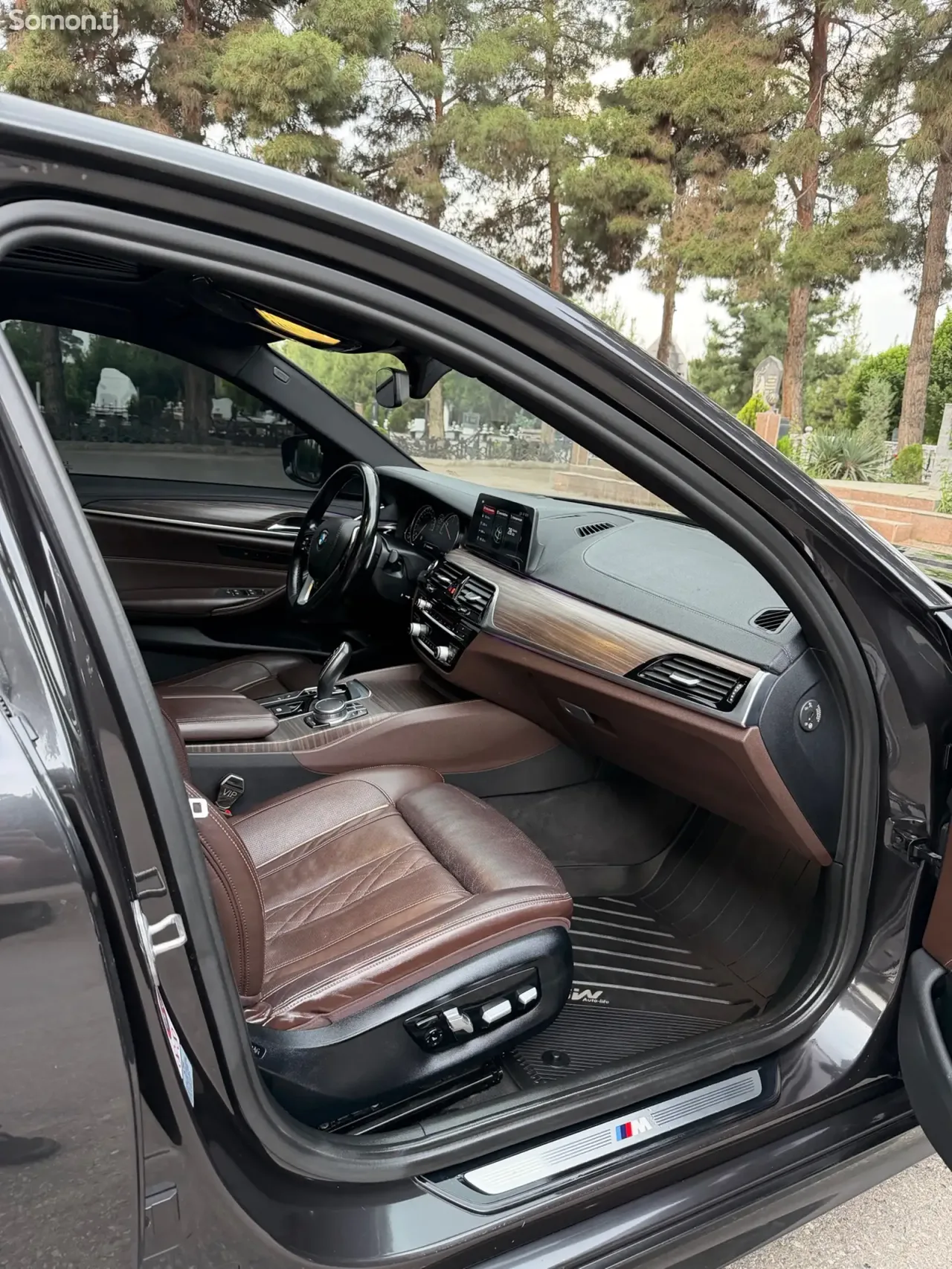 BMW 5 series 2017 · AT