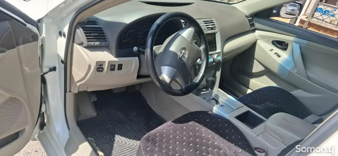 Toyota Camry 2011 · 2.4 AT