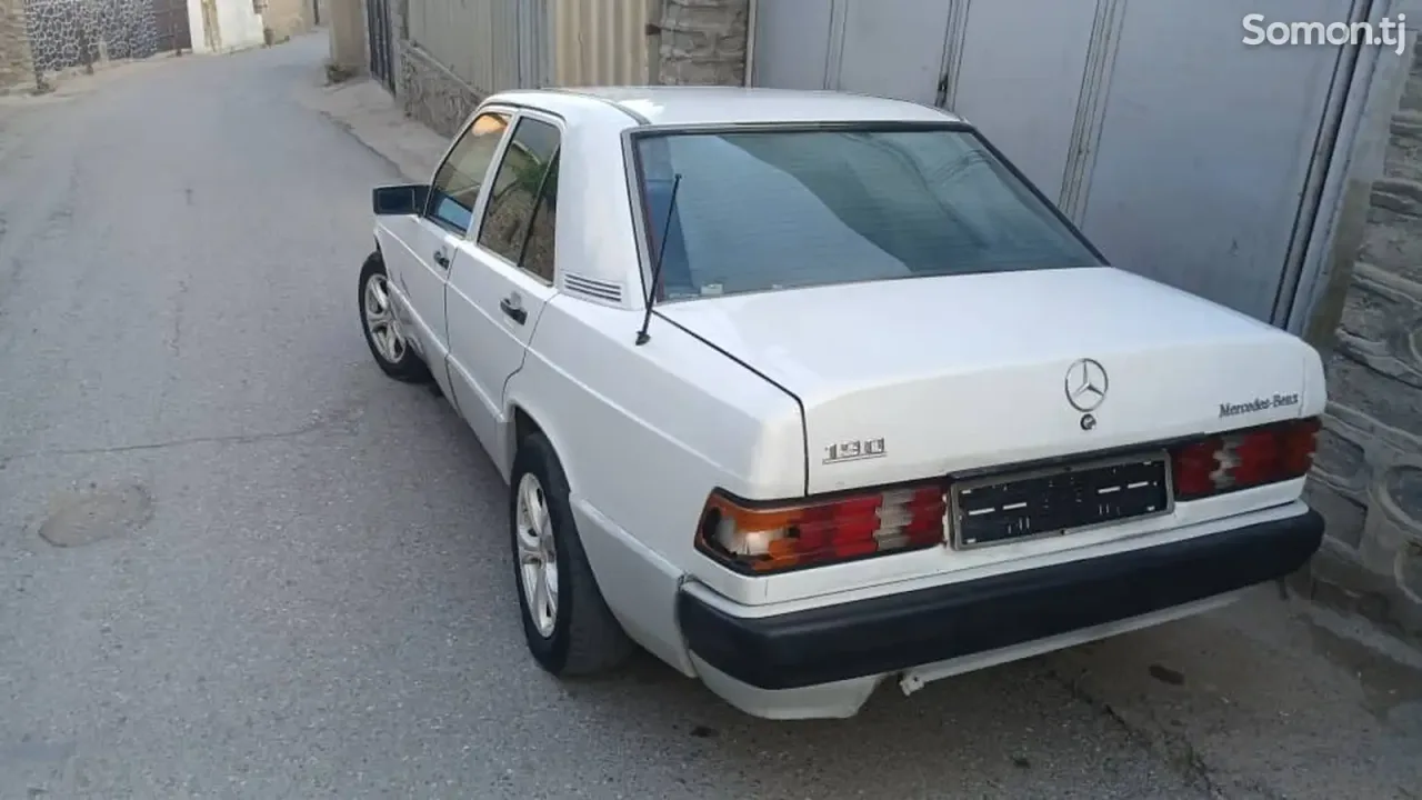 Mercedes-Benz W201 1991 · 2.0 MT