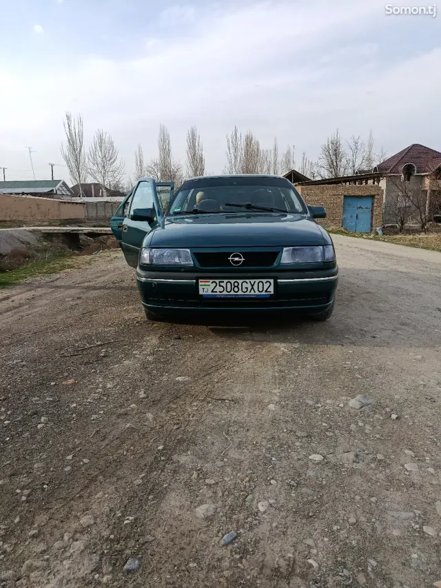 Opel Vectra A 1994 · 1.6 MT