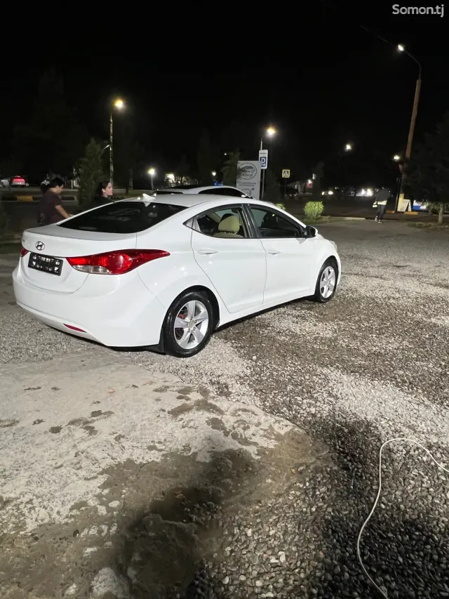 Hyundai Elantra 2012 · 1.8 AT