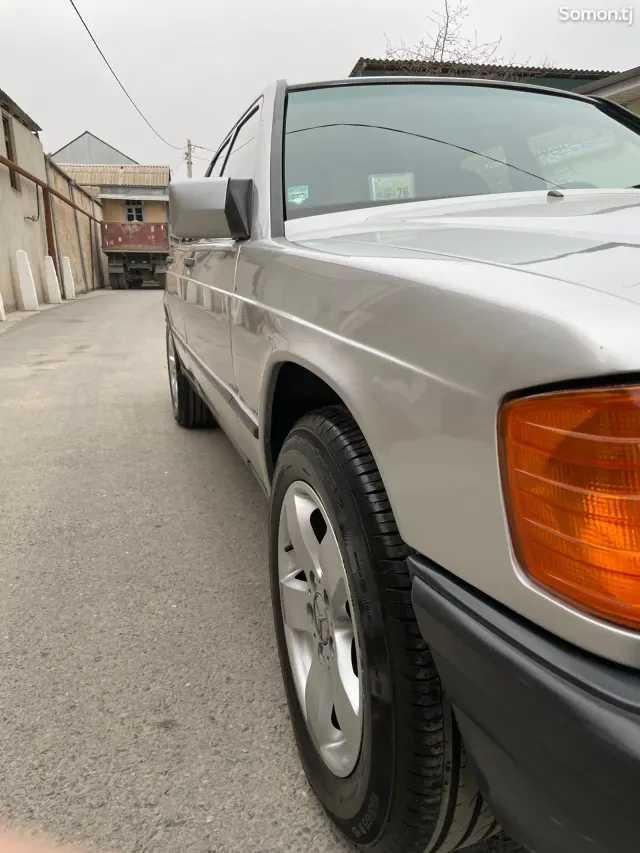 Mercedes-Benz W201 1986 · 2.5 AT