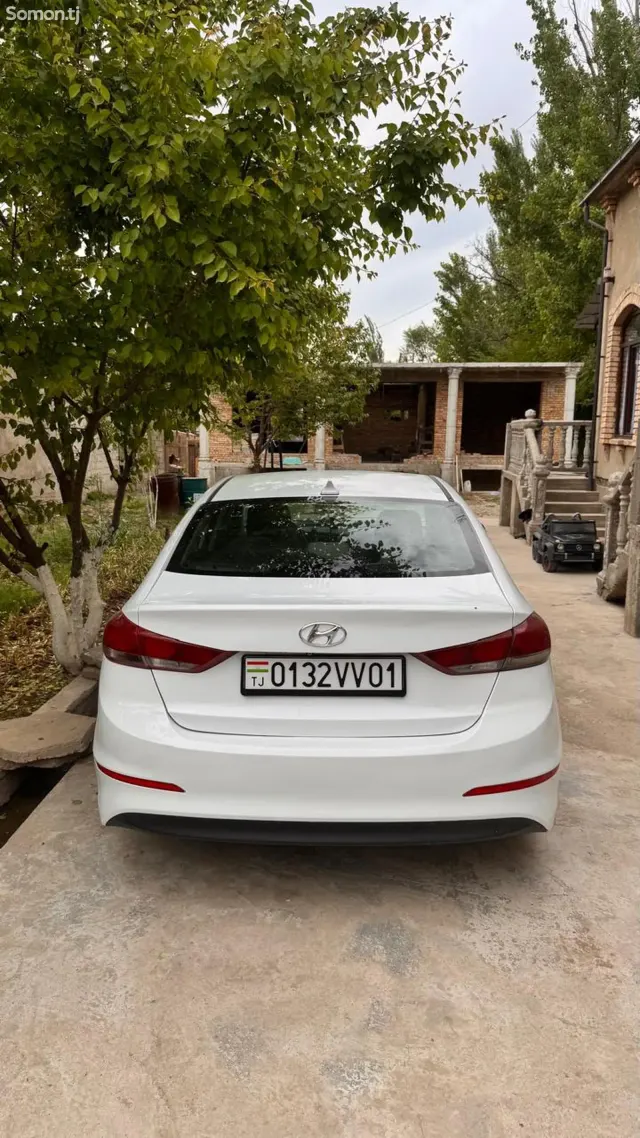 Hyundai Elantra 2017 · 2.0 AT