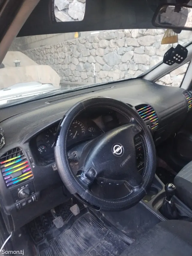 Opel Zafira 2000 · 1.8 MT