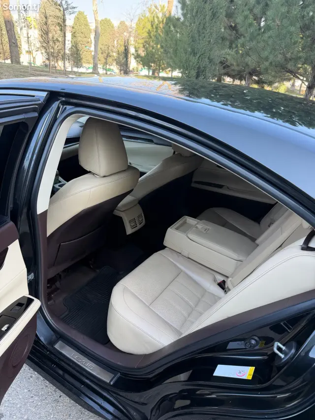 Lexus ES series 2017 · 2.5 AT