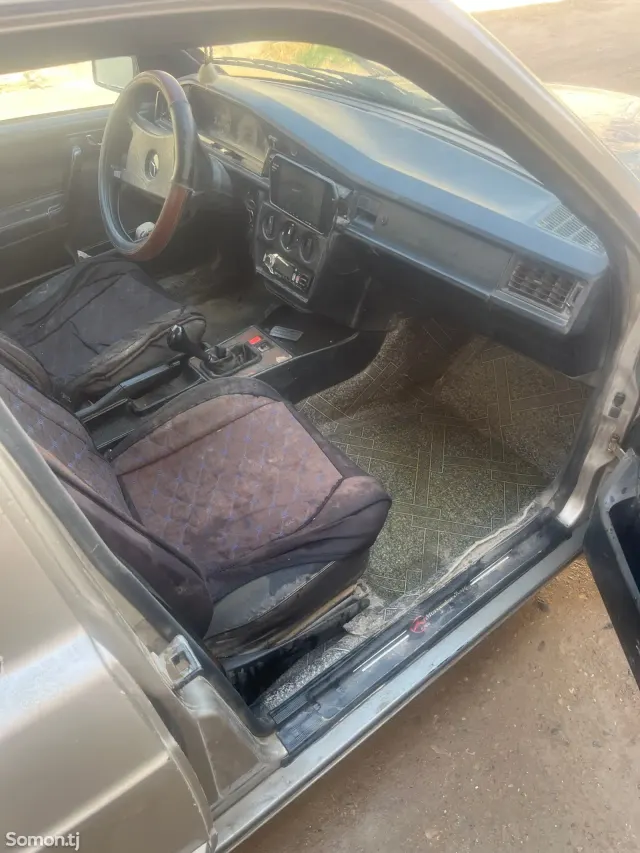 Mercedes-Benz W201 1991 · 1.6 MT
