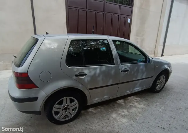 Volkswagen Golf 2002 · 1.6 MT