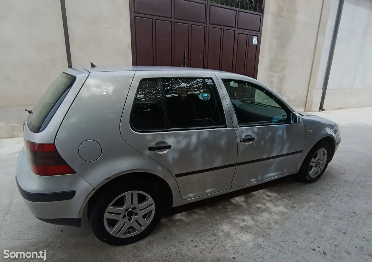 Volkswagen Golf 2002 · 1.6 MT