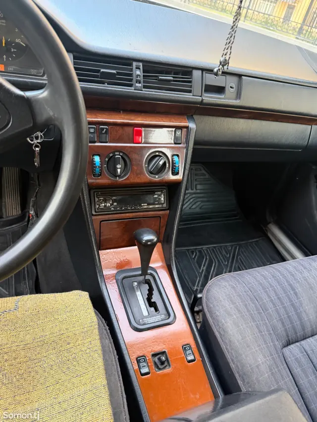 Mercedes-Benz W124 1993 · 3.0 AT