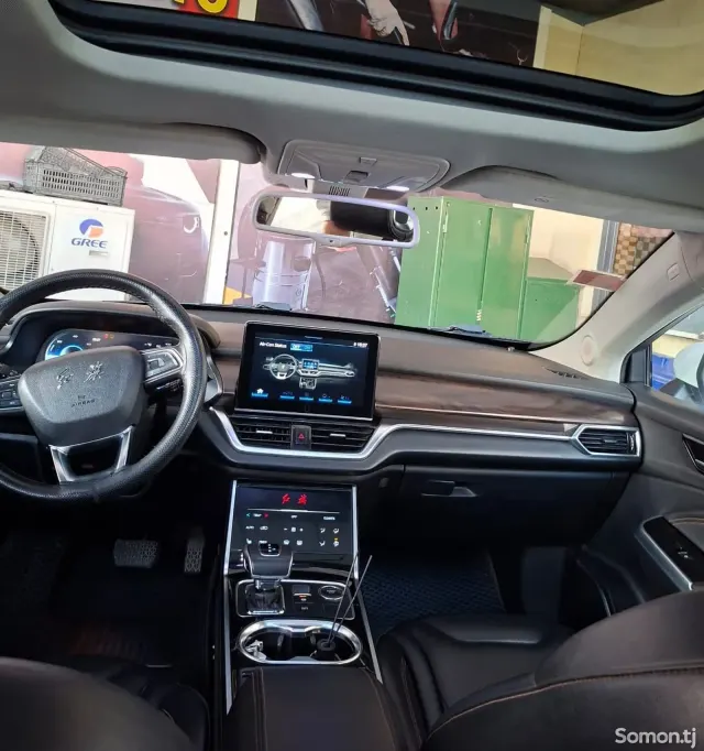 Hongqi E-HS3 2019 · AT