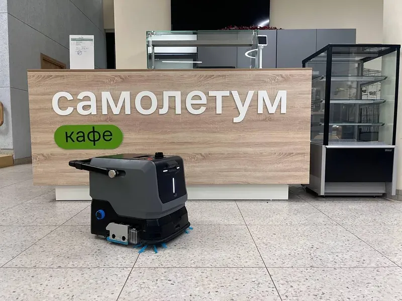 Робот РУБИ в кафе частной школы «Самолётум»