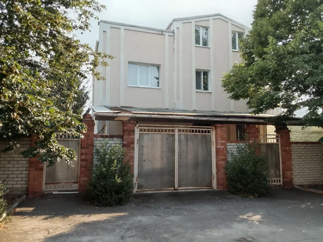 Фото: Продам большой дом напротив областной больницы,г.Луганск,р-н конноспортивной школы