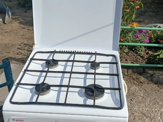 Фото: Продам газовую печь. В рабочем состоянии.,духовка рабочая. Цена 2500р.,район 1000 мелочей