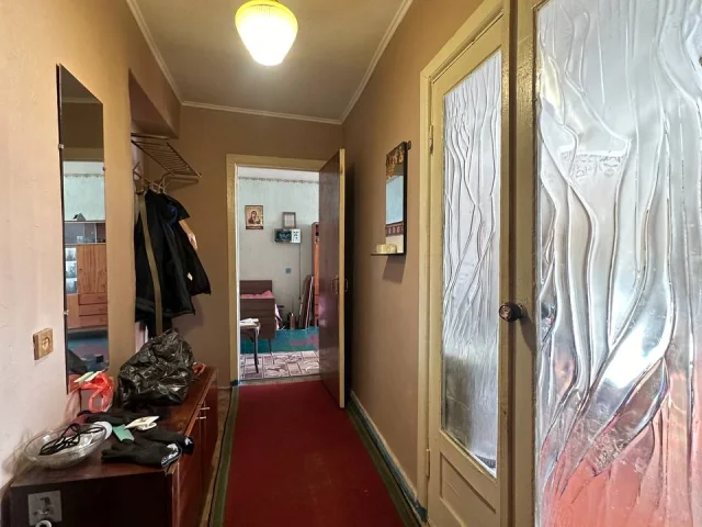 Фото: Продам 2- к. квартиру 52 кв. м. (улучшенная планировка), г. Луганск, ул. Градусова (Курская дуга), на 9/9 этаже. В кварт