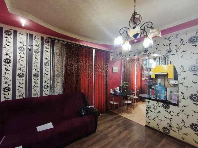 Фото: Продам 3-ком. кв-ру, ул. Горького 46 3/4, кирпичный дом, угловая, но очень теплая, 69 кв.м. – общая. Окна пластик , пров