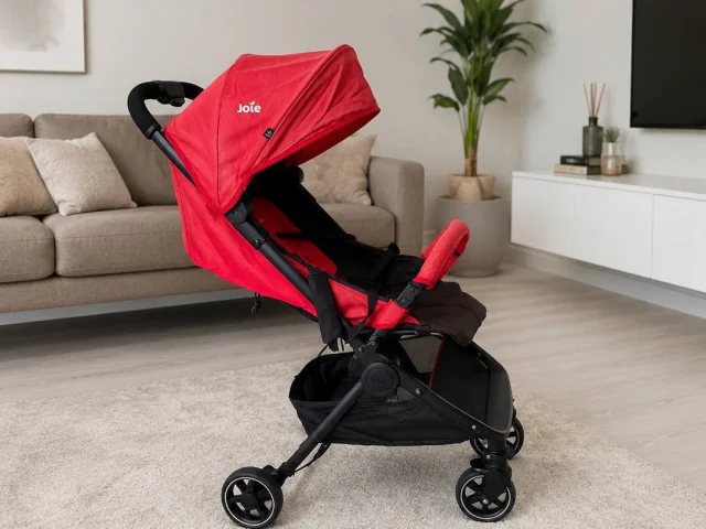 Фото: Продам детскую коляску Joie в хорошем состоянии, в комплекте есть 3 чехла (+защитный чехол) , коляска складывается книжк