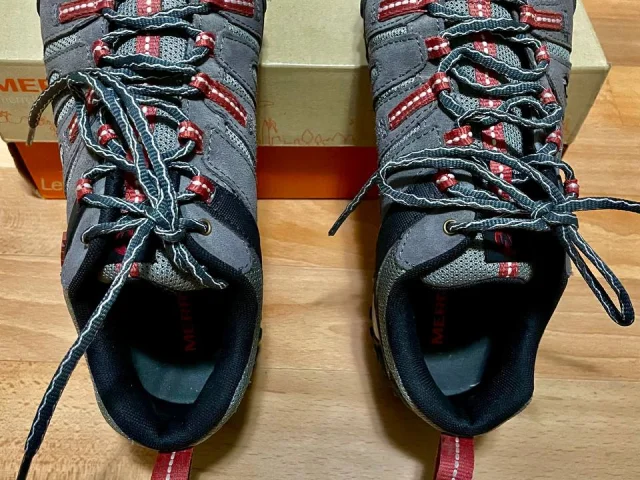 Фото: Продаю кроссовки Merrell (оригинал). Размер по EU — 43, длина стельки — 27 см. Подойдут на широкую или среднюю ногу. Цве