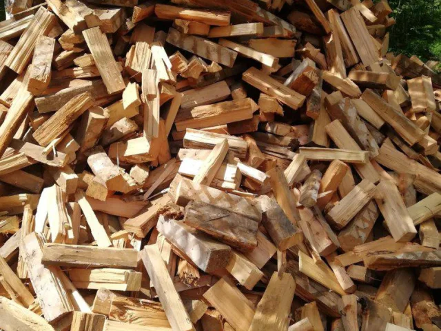 Фото: Продам дрова в мешках, доставка по городу Красный Луч и пригород, цена за мешок 350₽