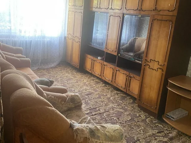 Фото: В Свердловске продаётся 2-ух ком. кв-ра, не угловая. Инд-вое отопление, нак-ный бак, мет-вые окна, заст-ная лоджия. Цена