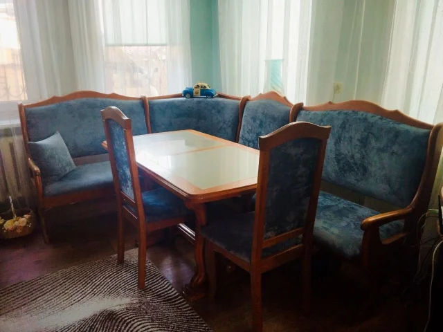 Фото: Продам дубовый новый гарнитур мебели, размером 2 на 3 метра. Стол столешница мрамор + вставная часть. 2 стула. 3 глубоки