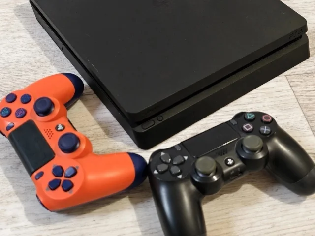 Фото: Продам Прошитую Golden HEN PS4 slim в идеале , два джойстика в комплекте , качается все игры бесплатно с инета . Цена 26