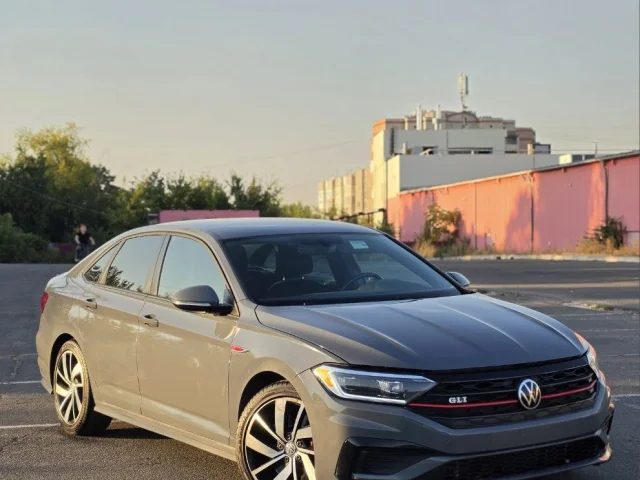 Фото: Продам собственную Volkswagen Jetta GLI. Я собственник по документам (владею 2 года)