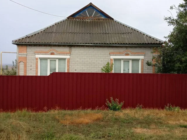 Фото: Продам дом. с. Нововасильевка Бердянский район. Дом кирпичный+ракушняк 103 квадратных метров. В доме есть газ, свет, вод