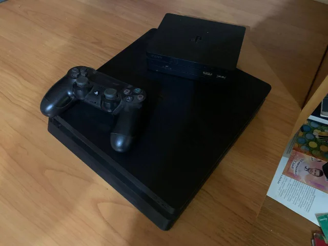 Фото: Здравствуйте продам игровую приставку Sony PlayStation 4, 500gb также еще в комплекте с ней продаю Sony VR очки приставк