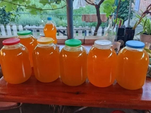 Фото: Продам мёд из кориандра 2500р. Кориандр+подсолнух 1800р. Подсолнух 1500р. Т