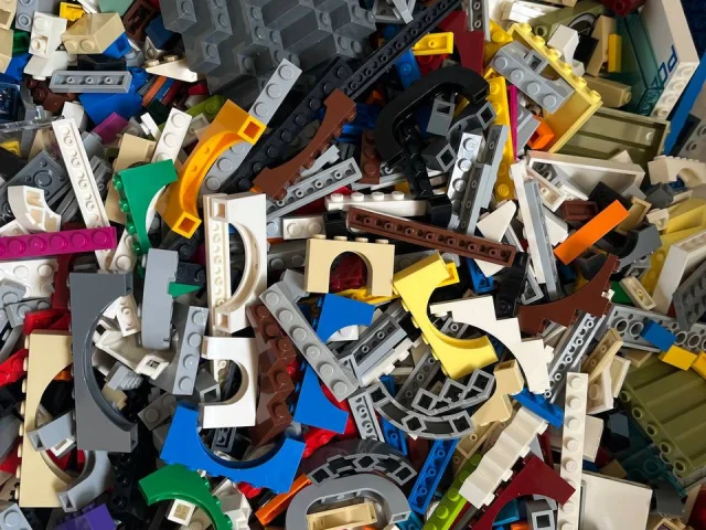 Фото: Продам конструктор LEGO ОРИГИНАЛ НА КАЖДОЙ ДЕТАЛИ СТОИТ ШТАМП LEGO! Продаю на вес по кг! В одном пакете 1 кг! Цена пакет