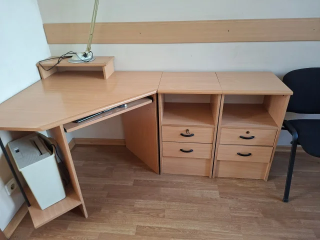 Фото: В связи с закрытием срочно продается офисная мебель. Шкаф для одежды 2 шт., шкаф для документов 2 шт, по 5 000 за 1 шт.,