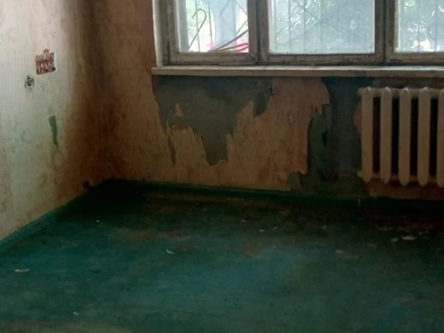 Фото: Луганск, продам 2кк кв. Комарова, Жовтневый район, 1/5. Квартира под ремонт, пустая. Комнаты изолированные. Установлена