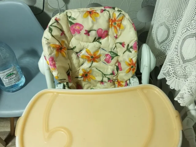 Фото: Продам стульчик для кормления Chicco , регулируется спинка , снимается столик. 1500 рублей. Левый берег