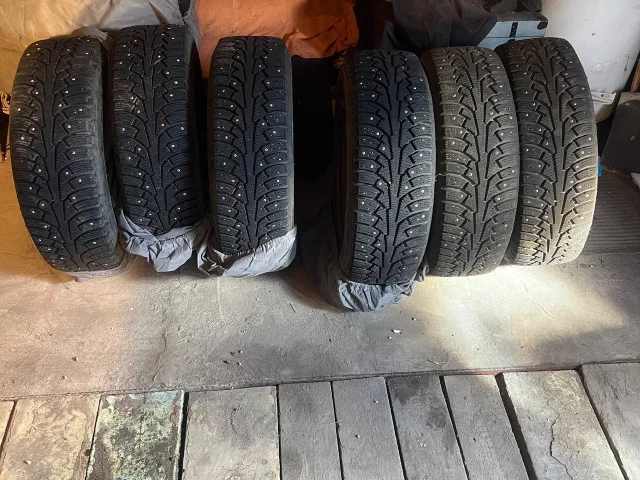Фото: Продам Зимнюю резину шипованную Nokian 195/65 R 15 6 шт , 4 колеса на дисках разболтовка 5/110 , Цена за 6 шт-20000 руб.