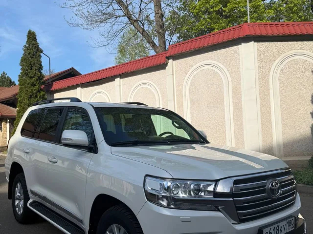 Фото: TOYOTA Land Cruiser 200