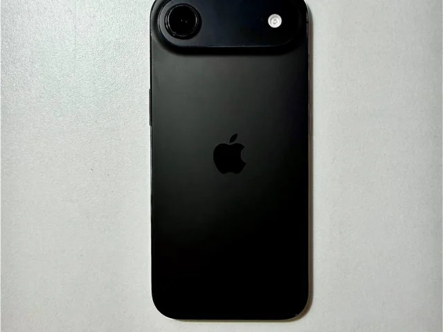 Фото: iPhone Air 256 ГБ черного цвета в отличном состоянии. Все работает как и должно работать. Закатан в дорогую пленку. В ко