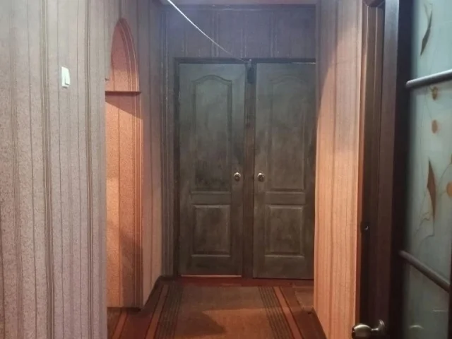 Фото: Горловка!!! Цена снижена на 500 тыс.руб!!!Продается 2-х ком. квартира ж/м Комарова ул. Шашурина 35,4/5, не угловая,дом к