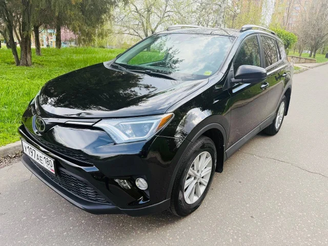 Фото: Toyota RAV4 2018 год