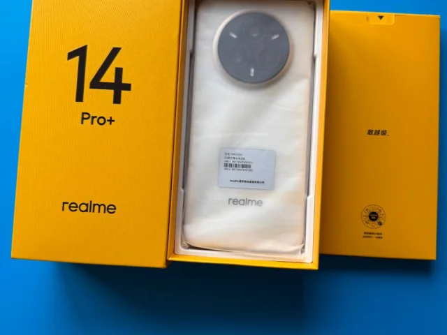 Фото: Realme 14 Pro Plus (12/512) Цена 29 тыс.Цвет белый мрамор( при охладении становится синим) Новый.Русский язык и сервисы 