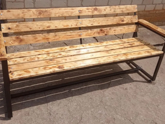 Фото: Продам лавочку ,общая ширина 1990мм,  сиденье 1800*440. Каркас сиденья скамейки и боковины профиль 40*25, регулируемые н