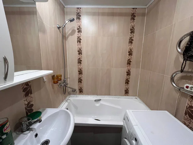 Фото: Продам 3-комнатную квартиру в Донецке на Солнечном, напротив Мирного, по ул.Кольцова. Квартира крупногабаритная, с разде