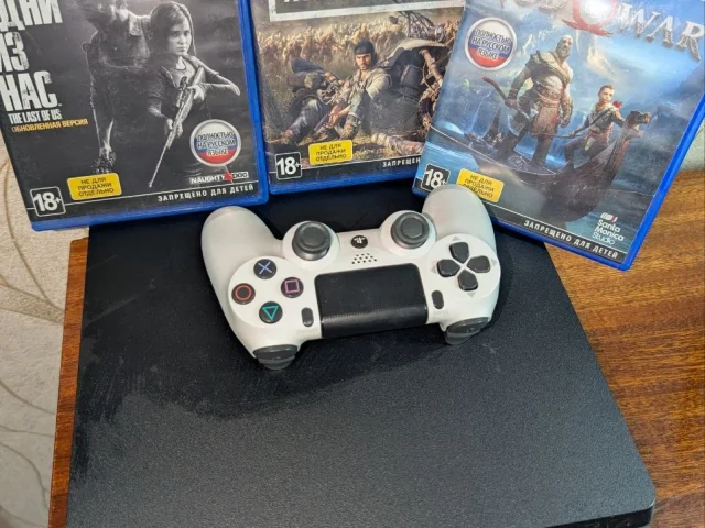 Фото: Продам PS 4 slim 1TB с 3 дисками, провода в комплекте, есть 2 джойстик, но небольшие проблемы с гнездом. Работает спокой