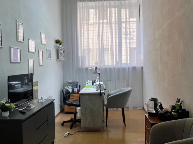 Фото: ПРОДАЮ полностью готовый ,действующий кабинет маникюра и педикюра . Отличный вариант для собственного дела без лишних вл