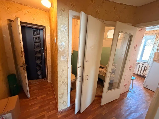 Фото: Продам 2- к квартиру, в г. Луганск кв. 50 Лет Октября (р- н СМ Окей верхний), площадь 39 м2, на 4/5 этаже, 1 изолированн