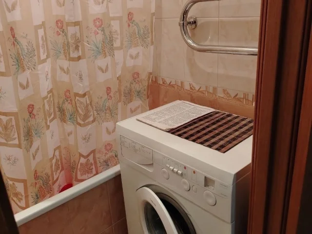 Фото: Сдам 2 к.кв.в Кировском районе ориентир Текстильщик.Этаж 4/9 вода по графику. Отличное состояние,есть холодильник,маш.ав