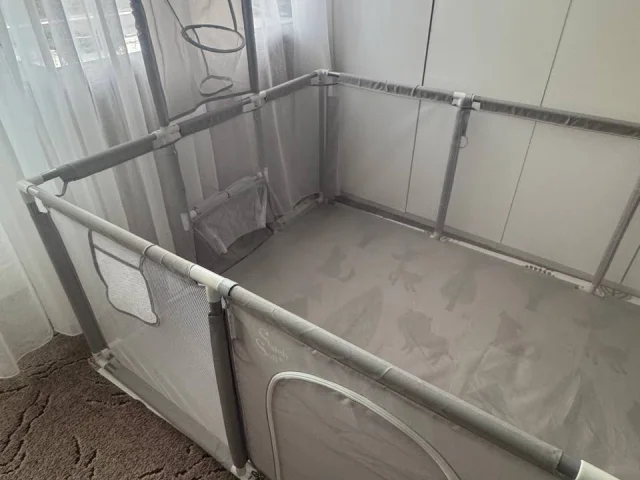 Фото: Продам большой напольный манеж с усиленным ограждением который обеспечивает защиту и комфорт
