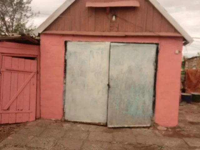 Фото: Продам дом в селе Дмитровка . Дом кирпичный, 60 квадратов. Участок 25 соток. Все коммуникации в доме есть. 4 жилых комна